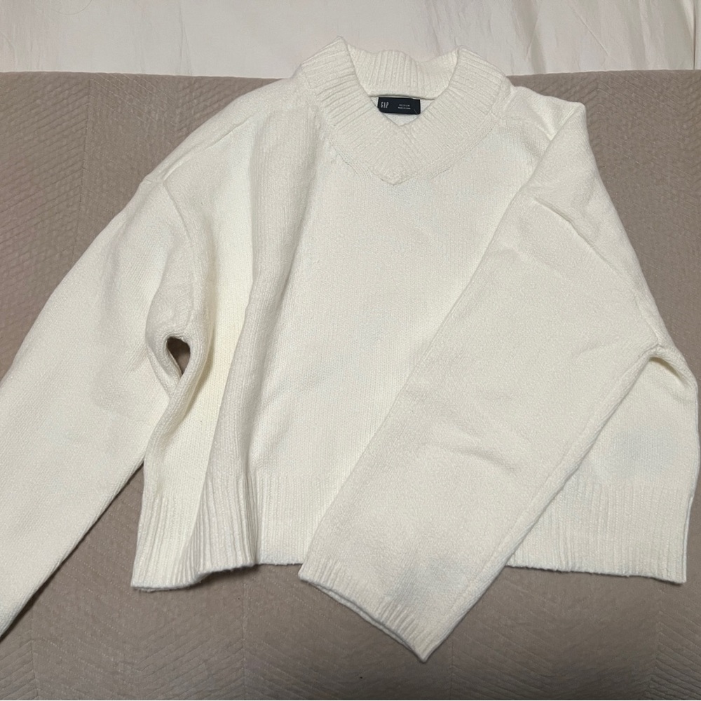 GAP Women's V-Neck Sweater - Cream